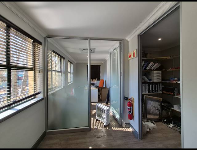 175M² OFFICE TO LET IN DUNKELD WEST